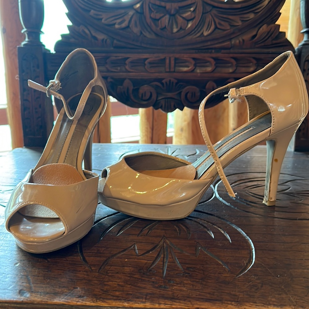 New directions high heels, size 7.5. Tan color. A few scuffs on heels and toe.